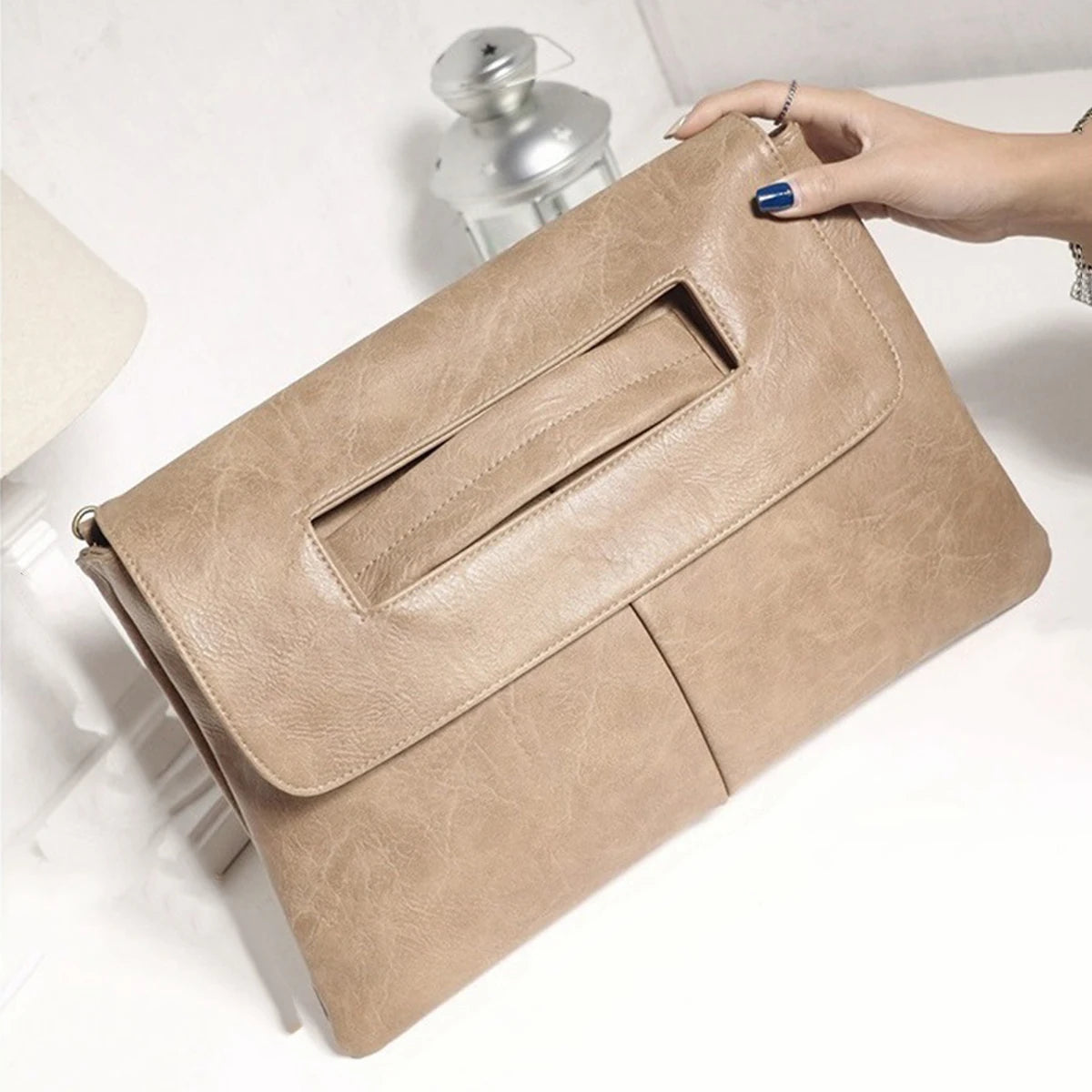 Fashion evening bag, elegant and exquisite, vintage leather clutch bag.