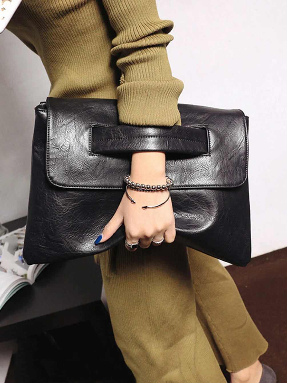 Fashion evening bag, elegant and exquisite, vintage leather clutch bag.