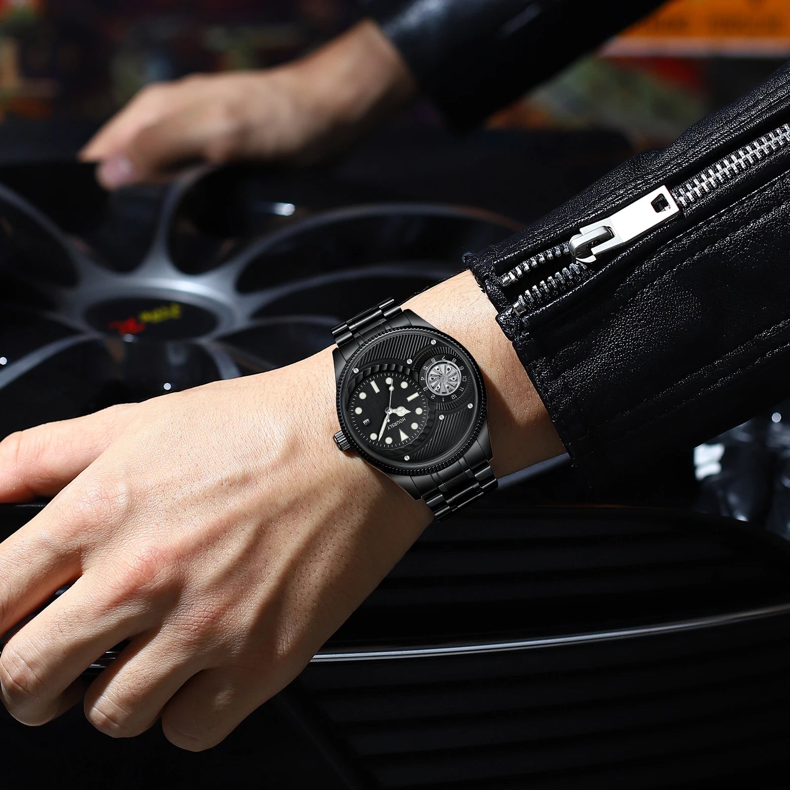 Fashionable  men's watch. Simple circular dial with rotating turntable luminous calendar stainless steel