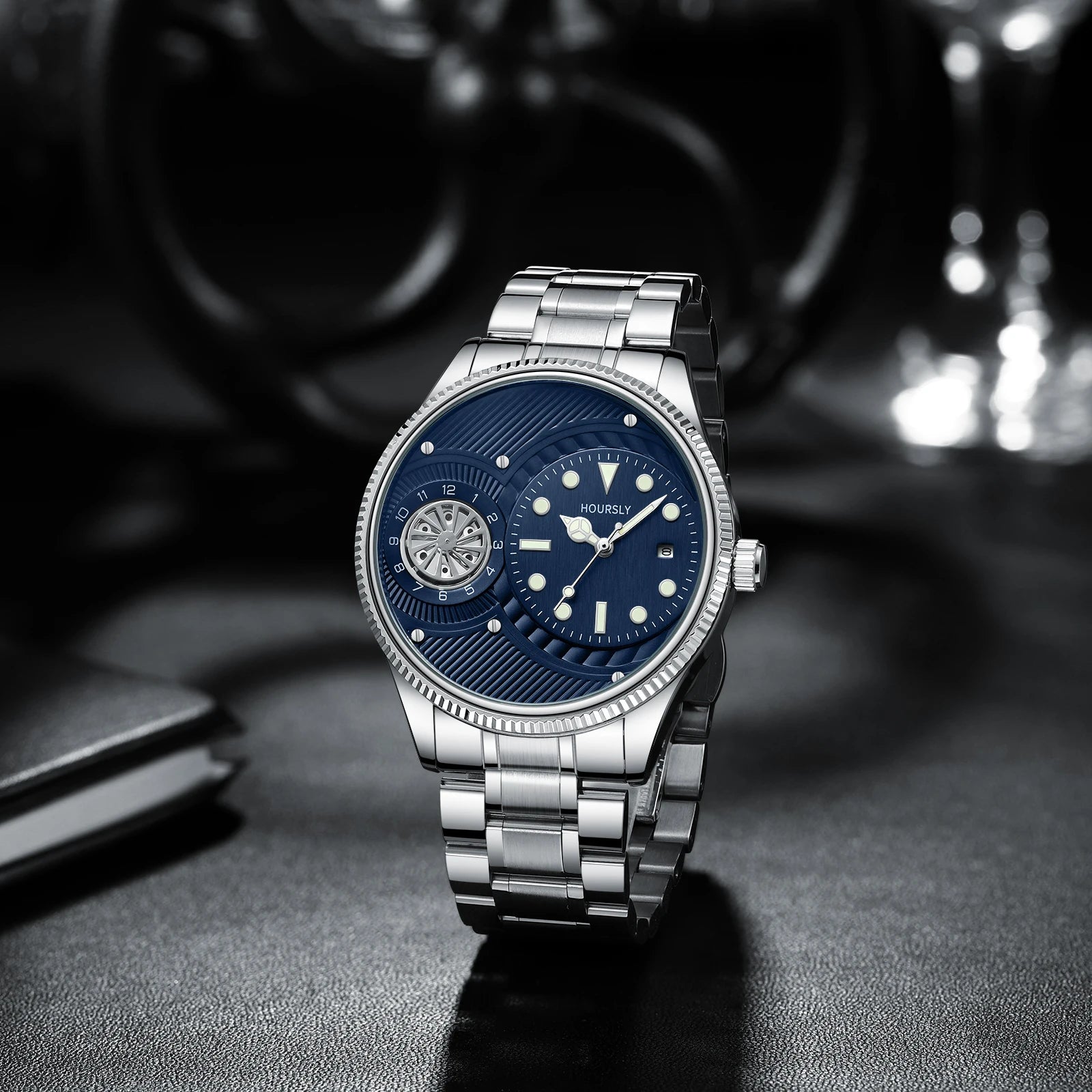 Fashionable  men's watch. Simple circular dial with rotating turntable luminous calendar stainless steel
