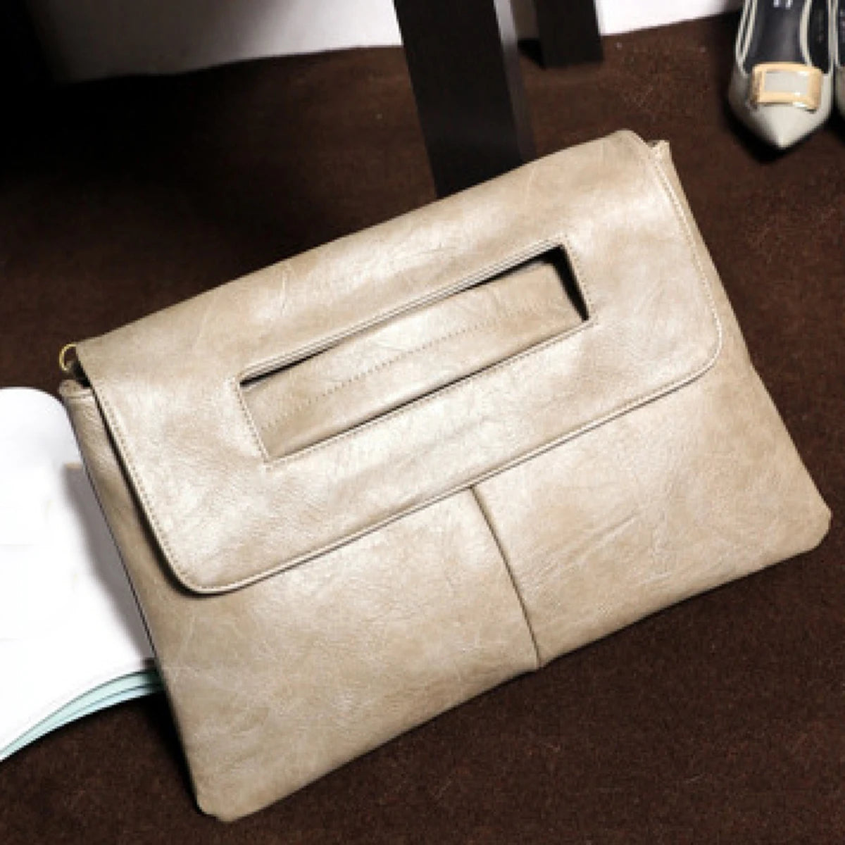 Fashion evening bag, elegant and exquisite, vintage leather clutch bag.
